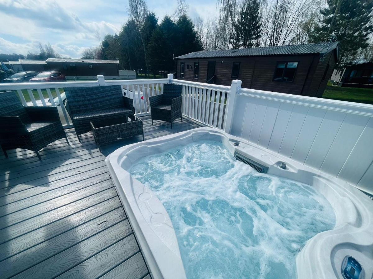 Evergreen Lodge With Hot Tub York Kültér fotó